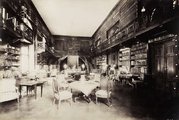 Nagyappony (ekkor önálló, ma a község része), Apponyi Lajos gróf kastélyának könyvtára. A felvétel 1895-1899 között készült. (Főváros Levéltára)