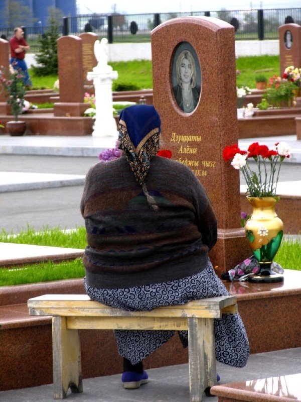 Anya gyászolja gyermekét az áldozatok beszlani temetőjében (Wikipedia / Aaron Bird / CC BY 2.0)