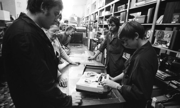 Vásárlók a BÁV Műszaki Áruházában 1976-ban (Kép forrása: Fortepan / Szalay Zoltán)