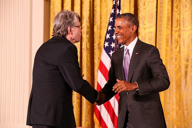 Stephen King átveszi a National Medal of the Arts díjat Barack Obama elnöktől