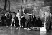 Tony ledöfi Bernardót az 1957-es, Broadway-en játszott produkcióban