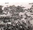Hatalmas tömeg a folyóparton 1929-ben