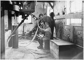 Az észak-karoliniai Newton pamutgyárában egy fiút tanítanak be egy gép kezelésére 1908-ban. A következő két évet ezen a padon ülve töltötte.