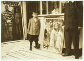 A 12 éves Brown McDowell az Alabama állambeli Birmingham színházának ajtónállója volt. Munkaideje 10.00-tól 22.00-ig tartott (1914)