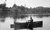 Városligeti-tó a Műjégpálya épületével, háttérben a Szépművészeti Múzeum, 1926. (forrás: Fortepan / Fortepan)