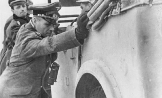 Rommel egy sivatagi homokba ragadt autót tol