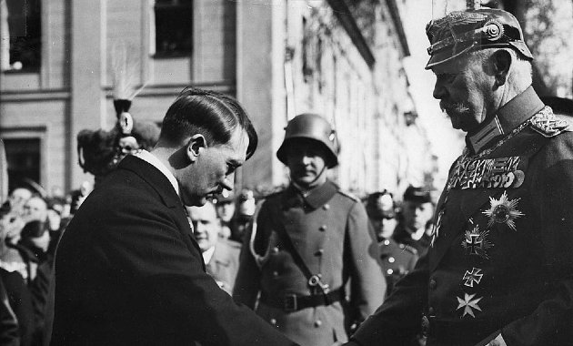 Hitler és Hidenburg 1933-ban (Forrás: Wikipedia / Bundesarchiv, Bild 183-S38324 / CC-BY-SA 3.0 / CC BY-SA 3.0 de)