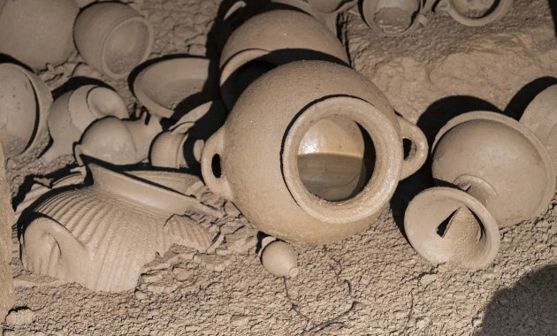 A sír pecsétlemezének eltávolításakor érintetlen sírkamrát tártak fel, amely díszesen festett, etruszk-geometrikus stílusú kerámiaedényeket tartalmazott