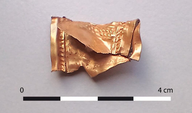 Aranylemezből készült karkötő töredék (Forrás: Franck Mallet / Inrap)