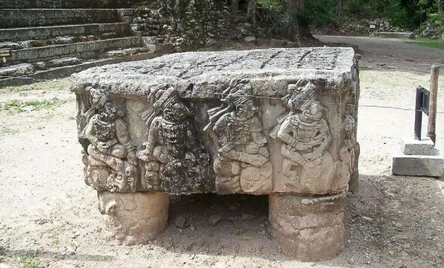 Friss kutatások szerint az uralkodók kezeinek helyzete korábban ismeretlen jelentést hordozhat. (Forrás: Wikimedia)