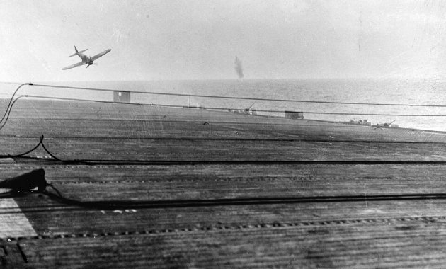 Mitsubishi Zero A6M5 kamikazerepülő támadása a USS White Plains amerikai hadihajó ellen