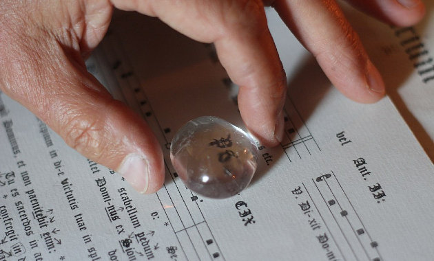 Illusztráció egy középkori olvasókőről 