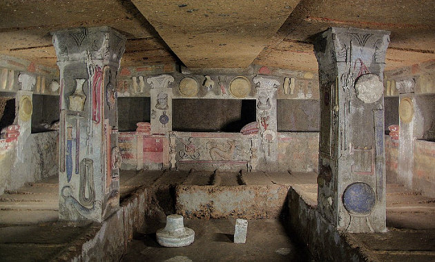 A stukkódíszes sír és az etruszk elit emlékezete