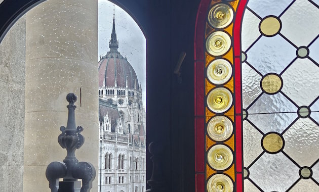 Fekete-fehér fotókból rekonstruálták az Igazságügyi Palota üvegablakait