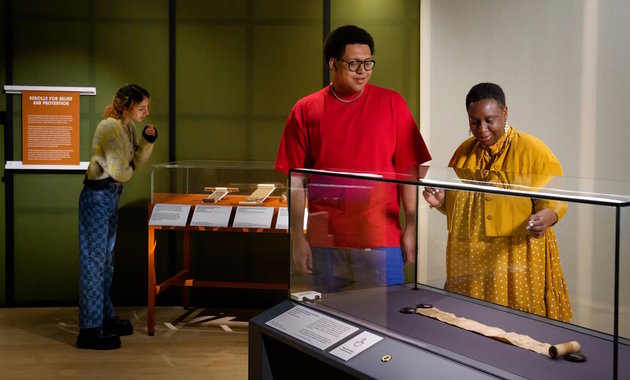 Múzeumban a születéssel kapcsolatos népi hiedelmek Londonban