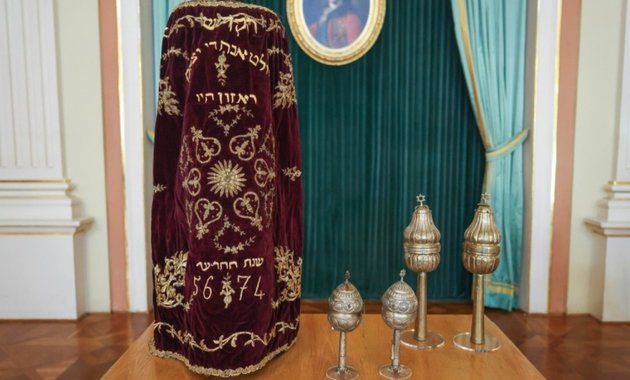 Történelmi restitúció: 91, a nácik által elrabolt judaika tér vissza...