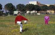 Moammar Gaddafi futballozás közben