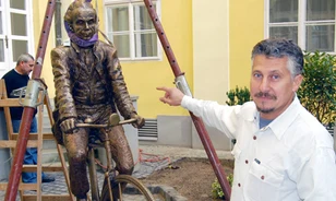 Biciklis bronzszobrot kapott Einstein Szegeden