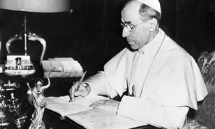 Felfüggeszthetik XII. Pius szentté avatását