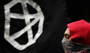 Párizsban született az anarchisták szimbóluma