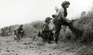 Ismeretlen filmfelvétel a normandiai partraszállás előtti kiképzésről