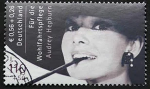Leütik a bélyegen cigarettázó Audrey Hepburnt