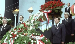 Besúgók Nagy Imre újratemetésén