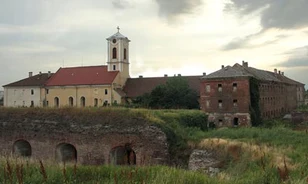 Aszfalt alatt maradnak a királyok