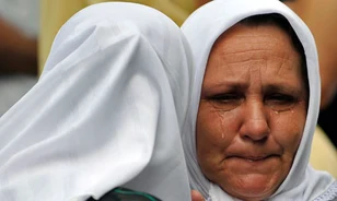 Tízezrek emlékeztek a srebrenicai mészárlásra
