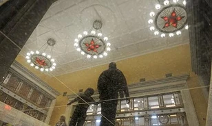 Vita egy Sztálint dicsőítő feliratról