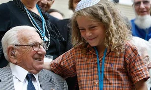 A brit Schindler fogadta az embermentő vonatot