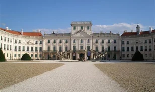 Megújul a fertődi kastély ékköve