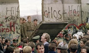 A berlini fal lebontása sokkolta az NSZK hírszerzését