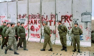 Ezer áldozatot vártak a berlini fal leomlásakor