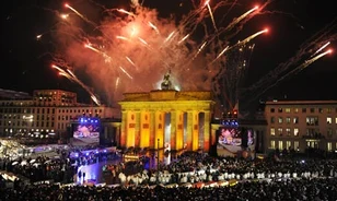 Lebontották a berlini dominófalat