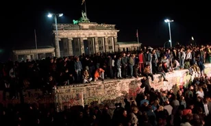 Ideges napokat hozott a berlini fal lebontása