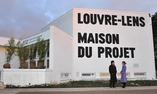 Alapkőletétel és sztrájk a Louvre-ban