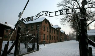 Megtalálták az ellopott auschwitzi feliratot