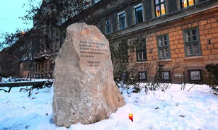 A Gondolatok köve emlékeztet Szenes Hannára