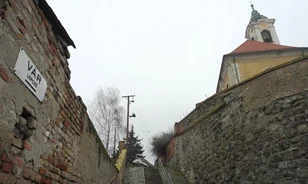Járólap lehet a király sírköve