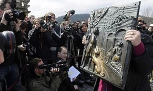 Sanghajba viszik a csodatévő prágai szobrokat