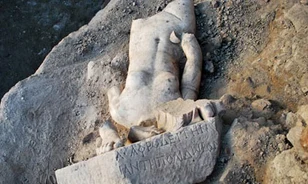 Morcosan néz a macedón Augustus
