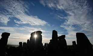 Húszezren várták a napkeltét Stonehenge-nél