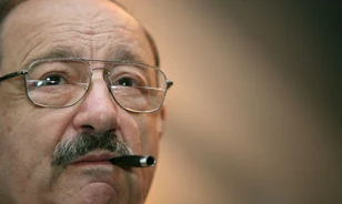 Forradalmi kalandregényt írt Umberto Eco