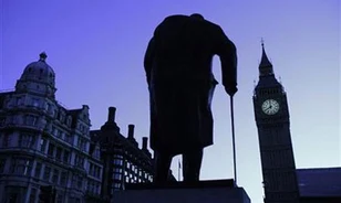 Elárverezik Winston Churchill műfogsorának darabkáját