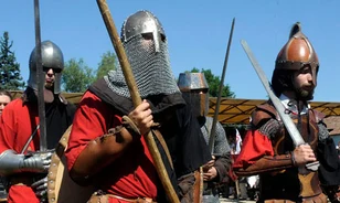 Lovagok kalauzolnak a királyok sírhelyénél