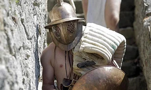 Diákok rekonstruálják a gladiátorviadalokat Carnuntumban