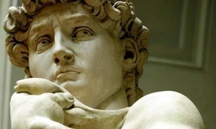 Michelangelo Dávidjáért harcol Firenze és az olasz állam