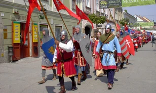 Középkori vitéz a jelenkori Hollókőn