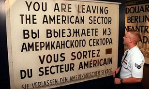 Eladták a Checkpoint Charlie hidegháborús "bajtársát"